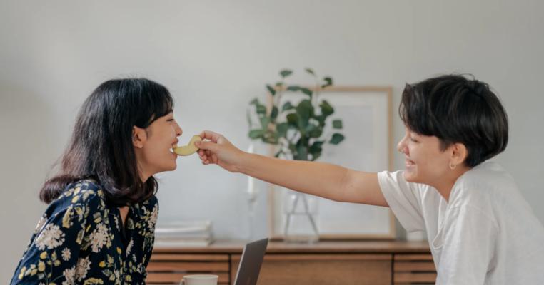 分手后还搞暧昧男女的心理（揭秘分手后还能搞暧昧的原因与特点）  第1张